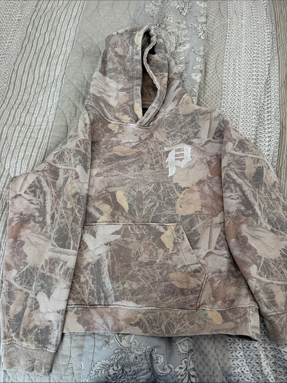 Primitive Camo Hoodie with White Script P Chest Logo boys size large